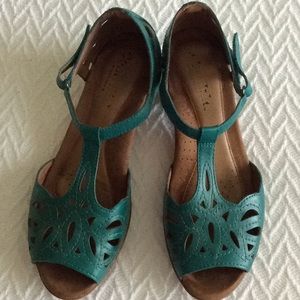 Women’s 8.5 M Cobb Hill Teak sandal